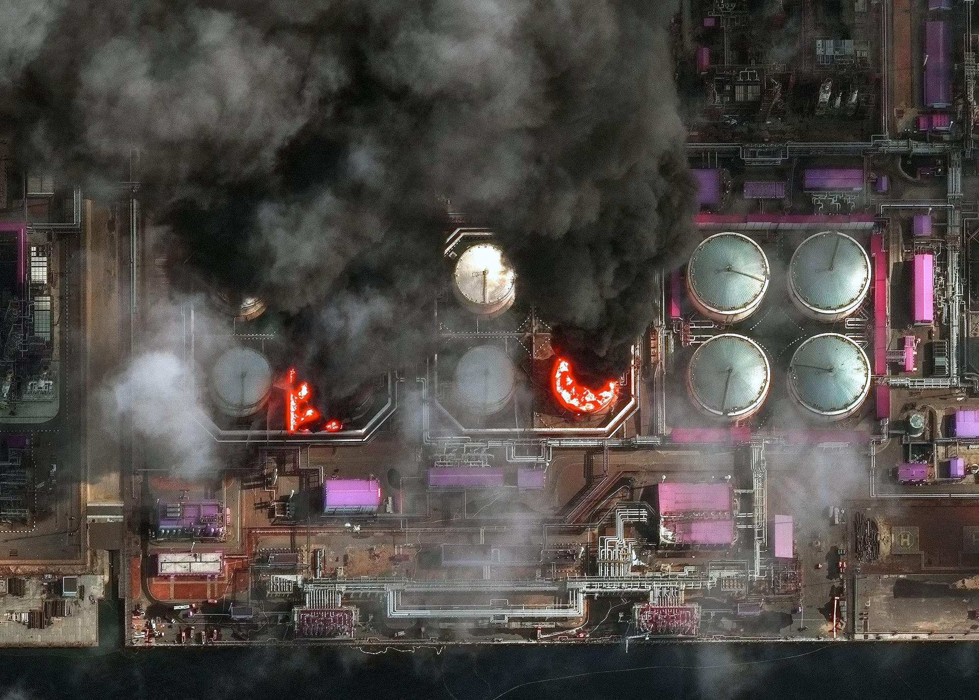 1_Спутниковые снимки от 29 марта 2026 года, фиксирующие последствия атак БПЛА на портовую инфраструктуру Усть-Луги. Источник: Reuters.