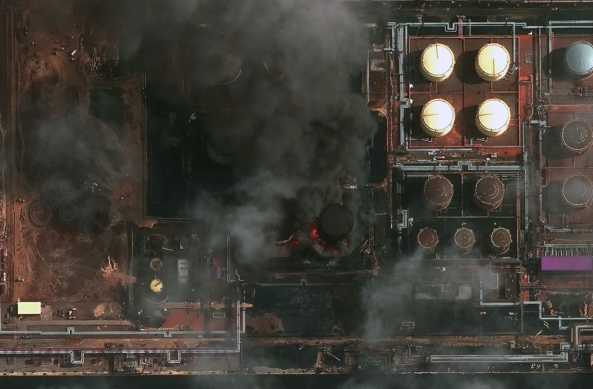 4_Спутниковые снимки от 29 марта 2026 года, фиксирующие последствия атак БПЛА на портовую инфраструктуру Усть-Луги. Источник: Reuters.